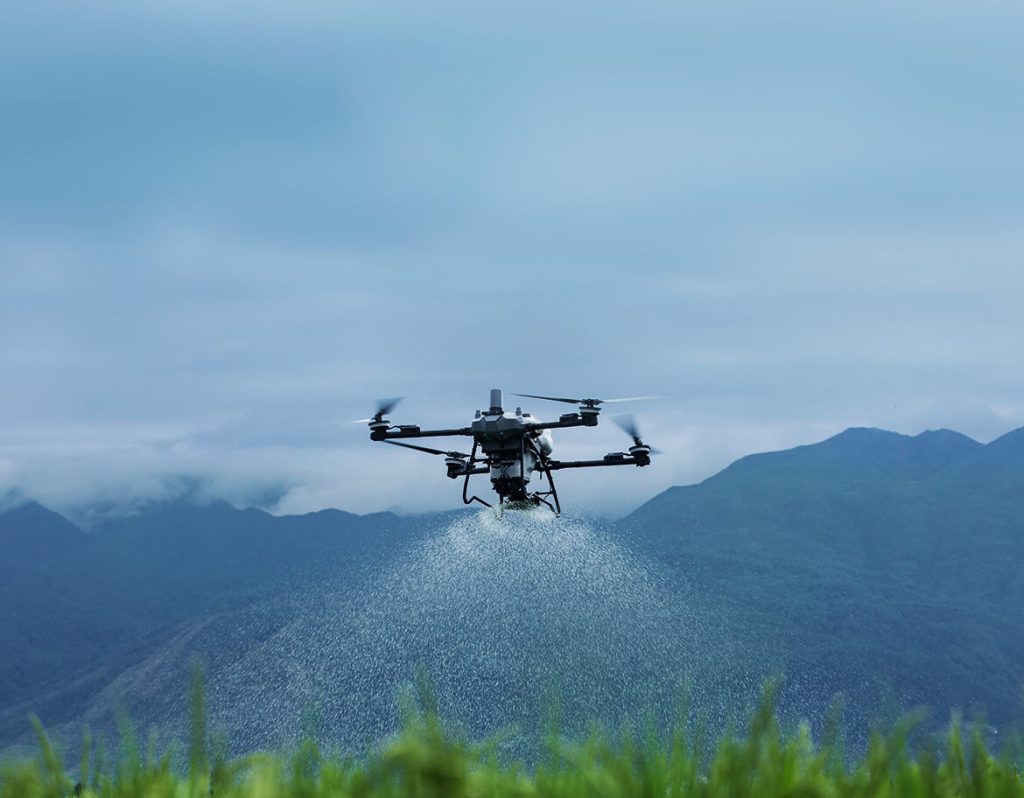 Sistema de pulverización del DJI Agras T70P en valle